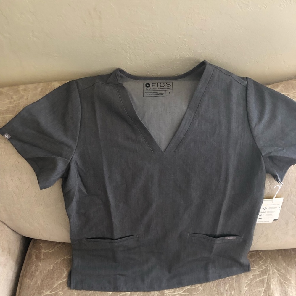 BNWT cashma 3 pocket scrub top